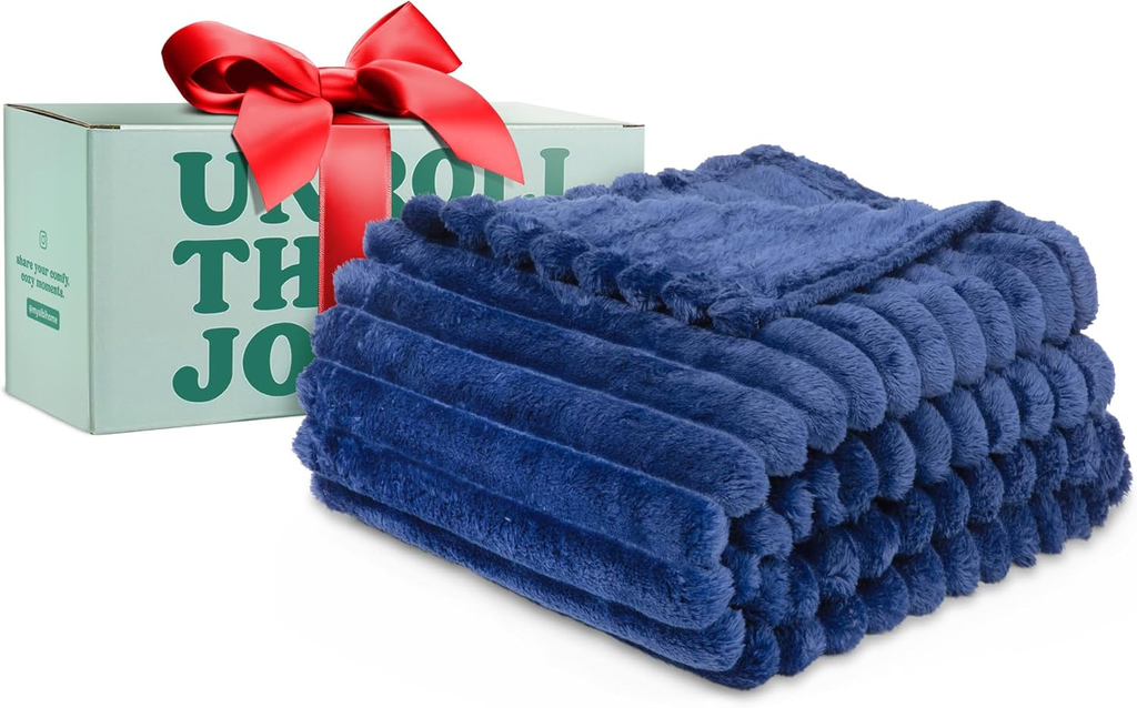 Luxurious Green Plush Throw Blanket – Cozy Soft Throw for Couch, Living Room & Bedroom