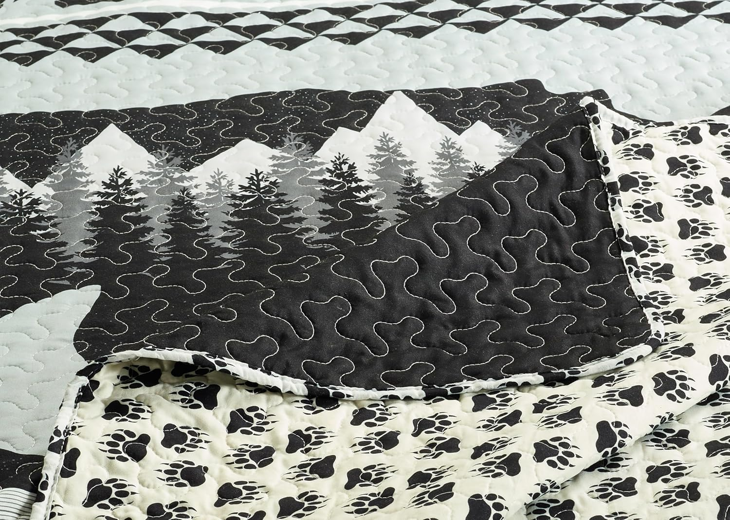 Moon Bear 3-Piece King Quilt Set – Black & White Reversible Comforter for Cabin-Style Bedroom